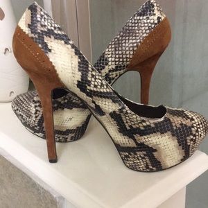 Gorgeous H by Halston snake skin pumps